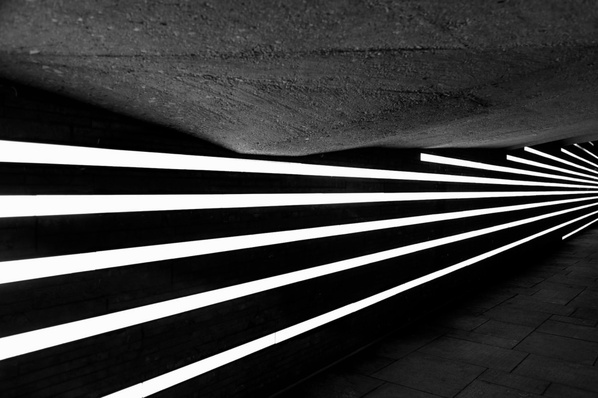 暗い背景に光る球体